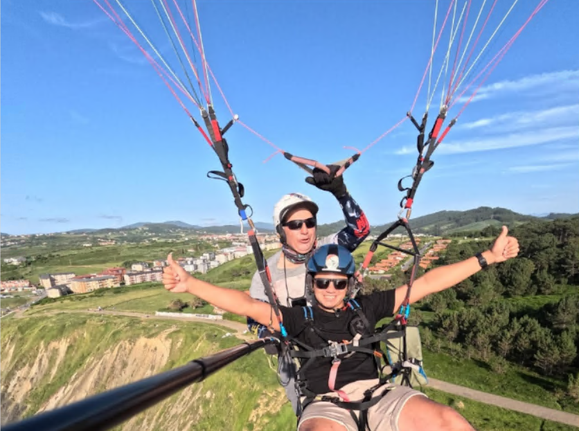 Jordi Navarro con pulgares arriba sobre la costa de Sopelana